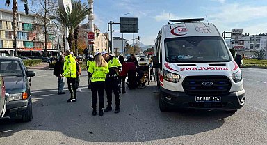 Okul servis aracıyla motosiklet çarpıştı: 1 yaralı