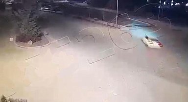 Önce yayalara sonra park halindeki araçlara çarptı: 3 yaralı