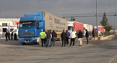 Öncüpınar Sınır Kapısı'nda kilometrelerce tır kuyruğu