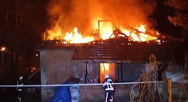 Ordu'da sobadan çıkan yangında bir ev küle döndü