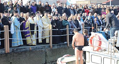 Ortodoks ve Rum cemaati Mudanya Tirilye'de denizden haç çıkarttı!