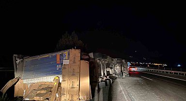 Osmaniye'de devrilen tırda yangın: 1 yaralı