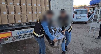 Osmaniye'de durdurulan 2 tırda 44 bin 230 paket kaçak sigara ele geçirildi