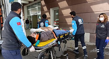 Otomobil elektrik direğine çarptı: 2 yaralı