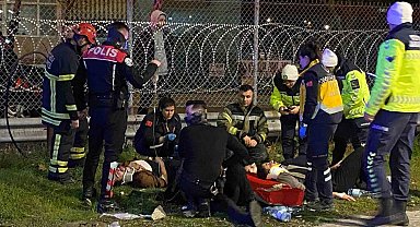 Otomobil gişelere daldı: İtfaiye montuyla yaralıları ısıttı, polis serum tuttu