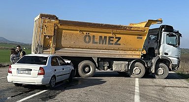 Otomobil kamyonun altına girdi: 1 Yaralı