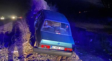 Otomobil kum yığıntısına çarptı: 3 kişi yaralı