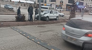 Otomobil refüje çarptı: 1 yaralı