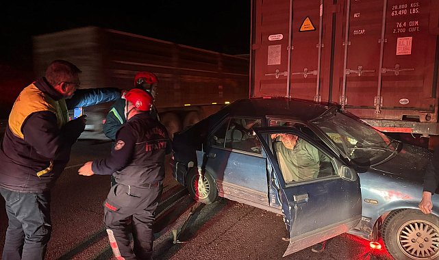 Otomobil, yol kenarındaki tıra çarptı: 2 ağır yaralı
