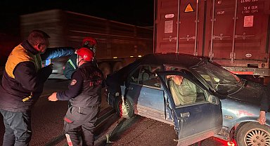 Otomobil, yol kenarındaki tıra çarptı: 2 ağır yaralı
