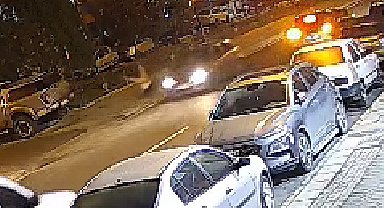 Otomobilin 6 yaşındaki çocuğa çarptığı anlar kameraya yansıdı