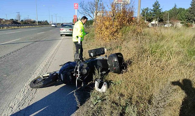 Otomobilin çarptığı motosiklet sürücüsü hayatını kaybetti
