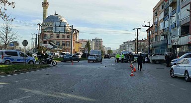 Otomobilin çarptığı motosiklet sürücüsü hayatını kaybetti