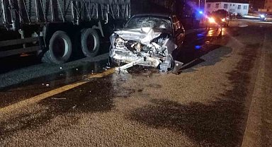 Otomobilin kamyonla çarpıştığı kazada 2 kişi yaralandı