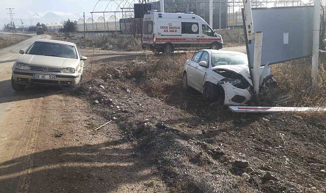 Otomobillerin çarpıştığı kazada sürücüler yaralandı