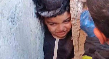 Oyun oynarken kafası iki duvar arasına sıkışan çocuğu itfaiye kurtardı