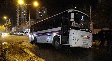 Özel halk otobüsü çukura düştü, şoförü "Yol yarıldı içine girdik" dedi