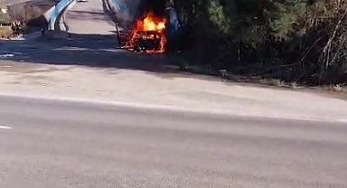 Park ettiği araç alev topuna döndü, kendini son anda kurtardı