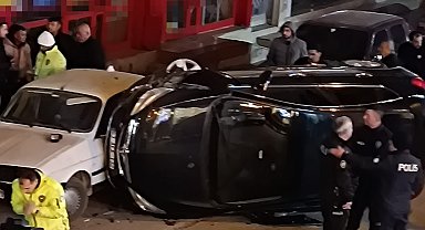 Park halindeki araçlara çarpan otomobil yan yattı