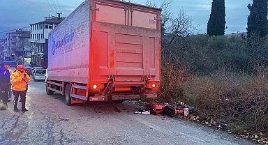 Park halindeki kamyona çarpan motosikletli ağır yaralandı