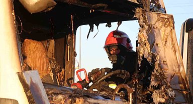 Park halindeki tır alev alev yandı