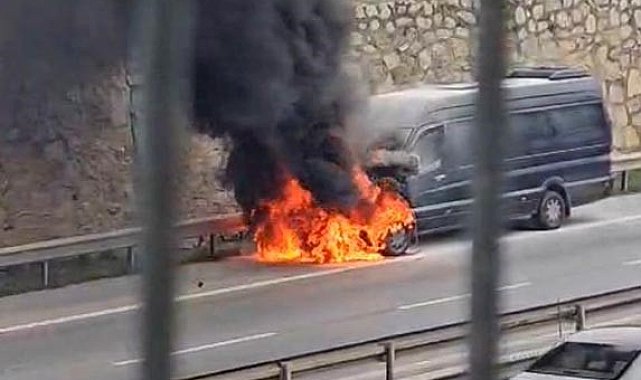 Pendik'te servis minibüsü alev alev yandı