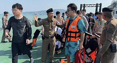 Phuket Adası açıklarında turist teknesi alabora oldu