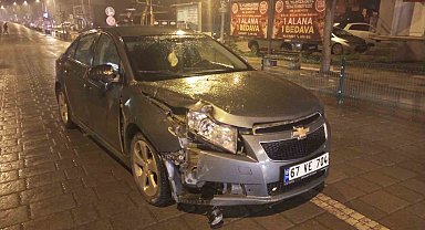 Polis alkollü sürücüyü aracın üzerine atlayarak durdurdu