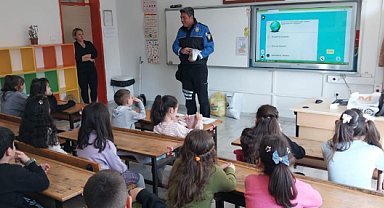 Polis ekipleri öğrencilerin karne sevincine ortak oldu