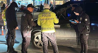 Polis ekiplerinin denetiminde elektro şok tabancası ele geçirildi