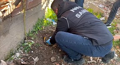 Polis, evin bahçesinde toprağa gömülü uyuşturucu ele geçirdi