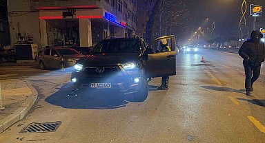 Polisi görünce park ettiği aracı ve içindeki kadını terk edip kaçtı