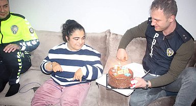 Polislerden engelli kıza doğum günü sürprizi