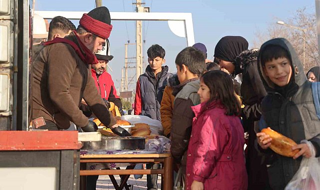 "Şivlilik" diye gelen çocuklara döner ve ekmek arası kavurma ikram ettiler