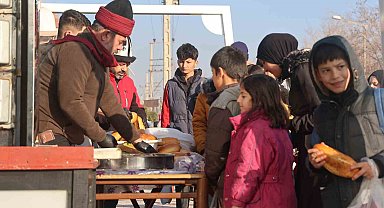 "Şivlilik" diye gelen çocuklara döner ve ekmek arası kavurma ikram ettiler