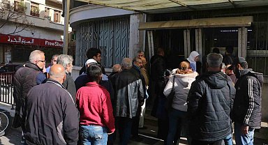 Rejimin devrilmesinin ardından 2 aylık maaşları hesaplarına yatan Suriyeliler, ATM'lere akın ettiler