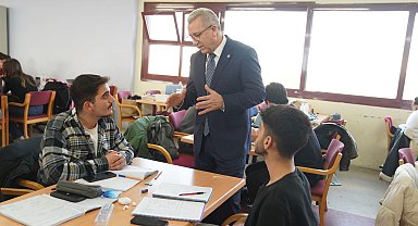 Rektör Budak, final sınavlarına hazırlanan öğrencilerle bir araya geldi
