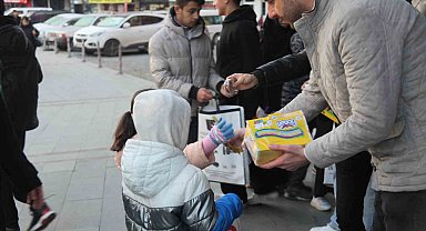 Sabah erkenden sokağa çıkan çocuklar "Şivlilik" diyerek hediyeleri topladı