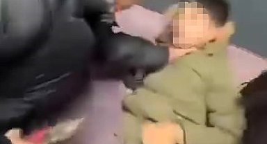 Sağır ve dilsiz çocuğa işkenceyi kameraya alıp abisine gönderdi