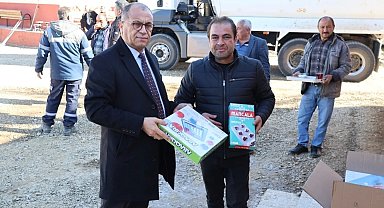 Saimbeyli Belediyesi okul bahçelerini asfaltlıyor