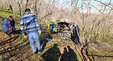 Sakarya'da devrilen traktörün altında kalan sürücü hayatını kaybetti