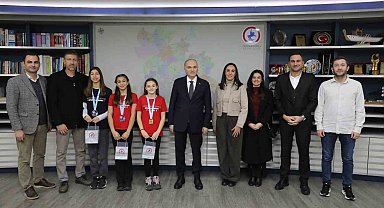 Şampiyon yüzücüleri Başkan Özlü ağırladı