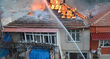 Samsun'da ev yangını: Çatı katı alevlere teslim oldu