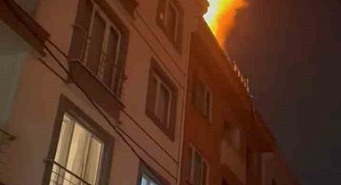 Sancaktepe'de 3 katlı binanın çatısında korkutan yangın