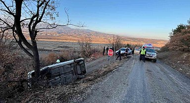 Şarampole devrilen otomobildeki 2 kişi yaralandı