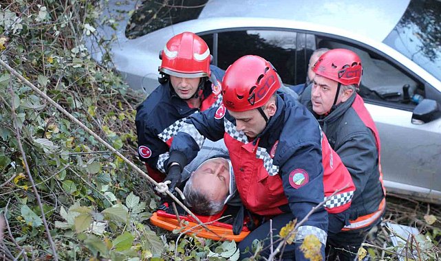 Şarampole uçan araçta yaralanan sürücüyü itfaiye kurtardı