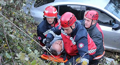 Şarampole uçan araçta yaralanan sürücüyü itfaiye kurtardı