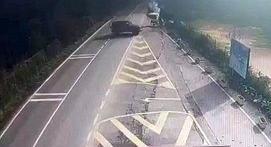 Sarıyer'de İranlı iş adamının ciple seyyar satıcıya çarpıp, mesire alanına uçtuğu anlar kamerada