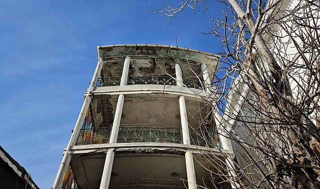 Sarıyer'de yıkılma tehlikesi olan asırlık bina korkutuyor