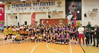 Şehitkamil'de yıldız kızlar voleybol turnuvası sona erdi